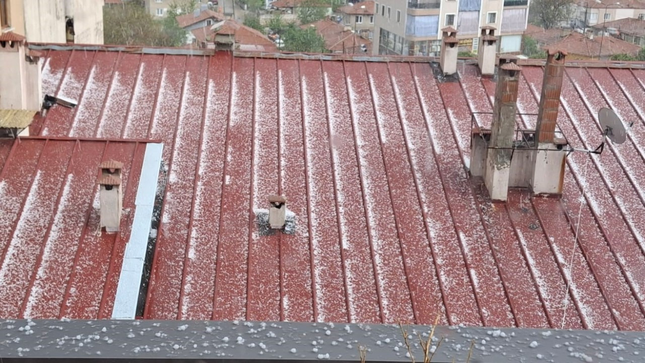 Denizli'de Şiddetli Dolu Yağışı Kar Manzaraları Oluşturdu