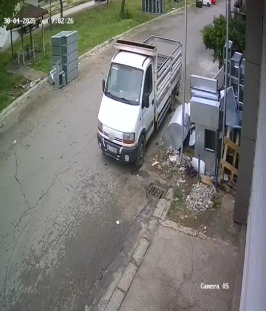 Park Halindeki Kamyonete Çarpan Otomobil Hurdaya Döndü, Genç Sürücüsü Hayatını Kaybetti! - Sayfa 2