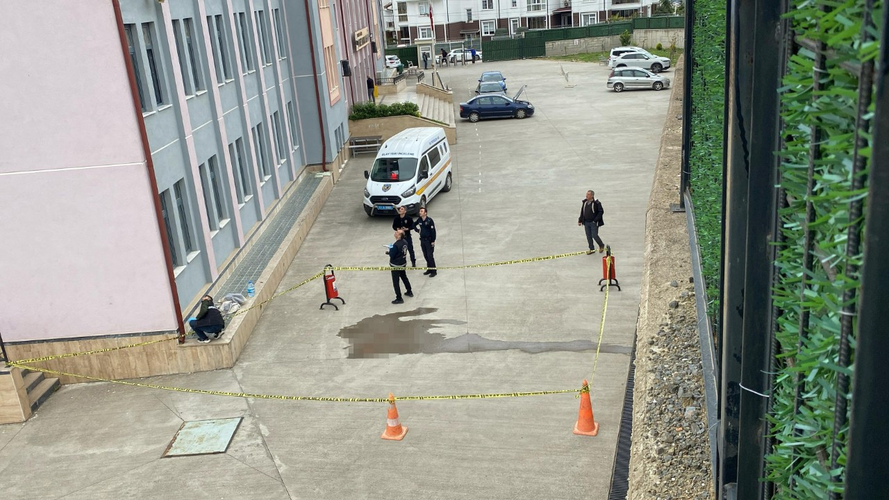 Kocaeli'de Okulun 4'üncü Katından Düşen Liseli Ağır Yaralandı