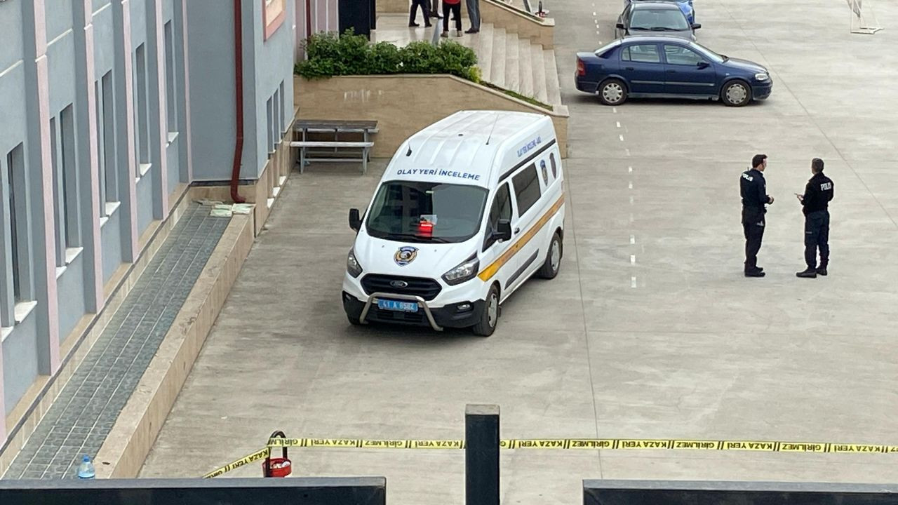 Kocaeli'de Okulun 4'üncü Katından Düşen Liseli Ağır Yaralandı - Sayfa 1