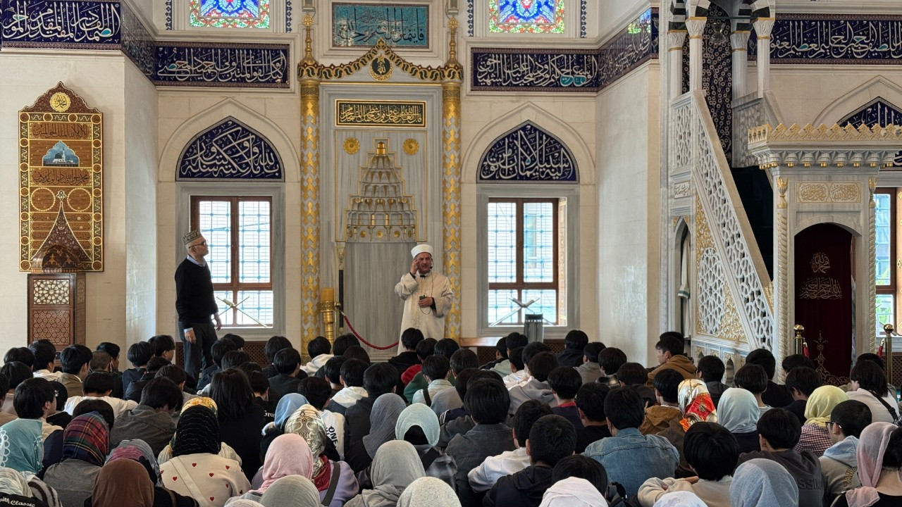 Japonya'da 350 Lise Öğrencisi İslam'ı Öğrenmek İçin Tokyo Camii'ni Ziyaret Etti