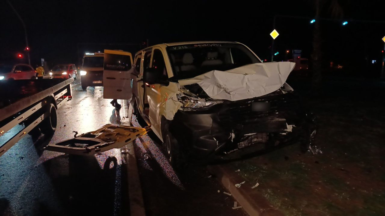 Antalya'da Aynı Firmaya Ait 2 Tur Aracı Çarpıştı, 4’ü Turist 6 Kişi Yaralandı - Sayfa 1