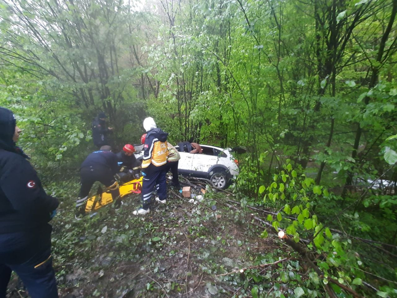 Bursa'da Kontrolden Çıkan Araç Ormana Uçtu: 1 Ölü, 3 Yaralı - Sayfa 1