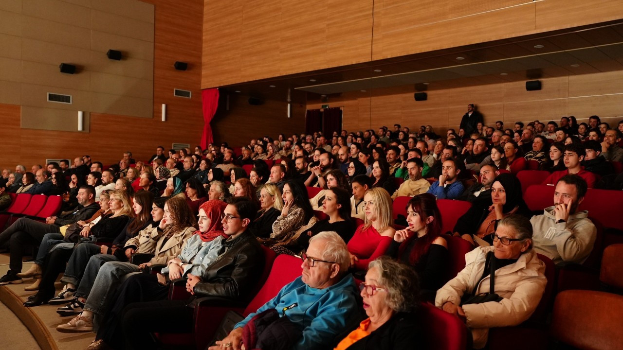 Düzce'de ‘Haydi Koş Karına' Tiyatroseverlerle Buluştu