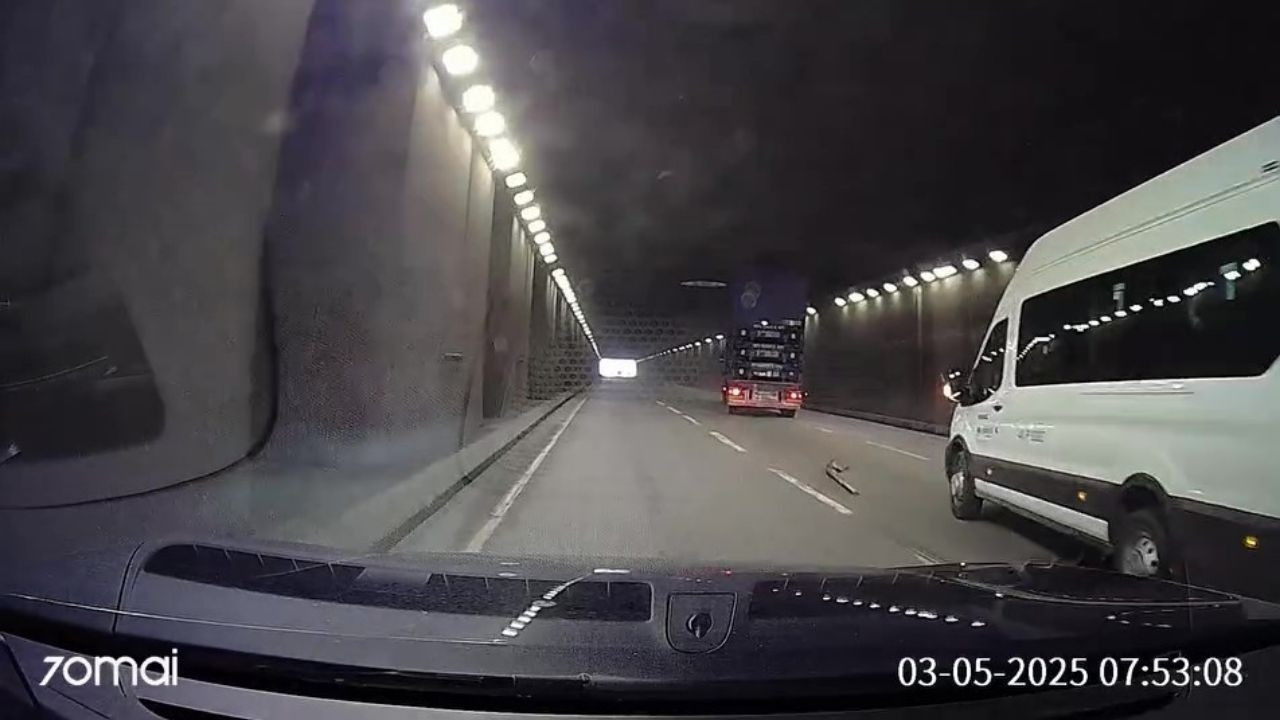 Kocaeli'de Kapağı Açık Unutulan Kamyon Tünele Çarptı
