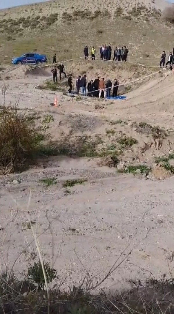 Çoban, Boş Arazide Battaniyeye Sarılarak Gömülmüş Erkek Cesedi Buldu - Sayfa 4