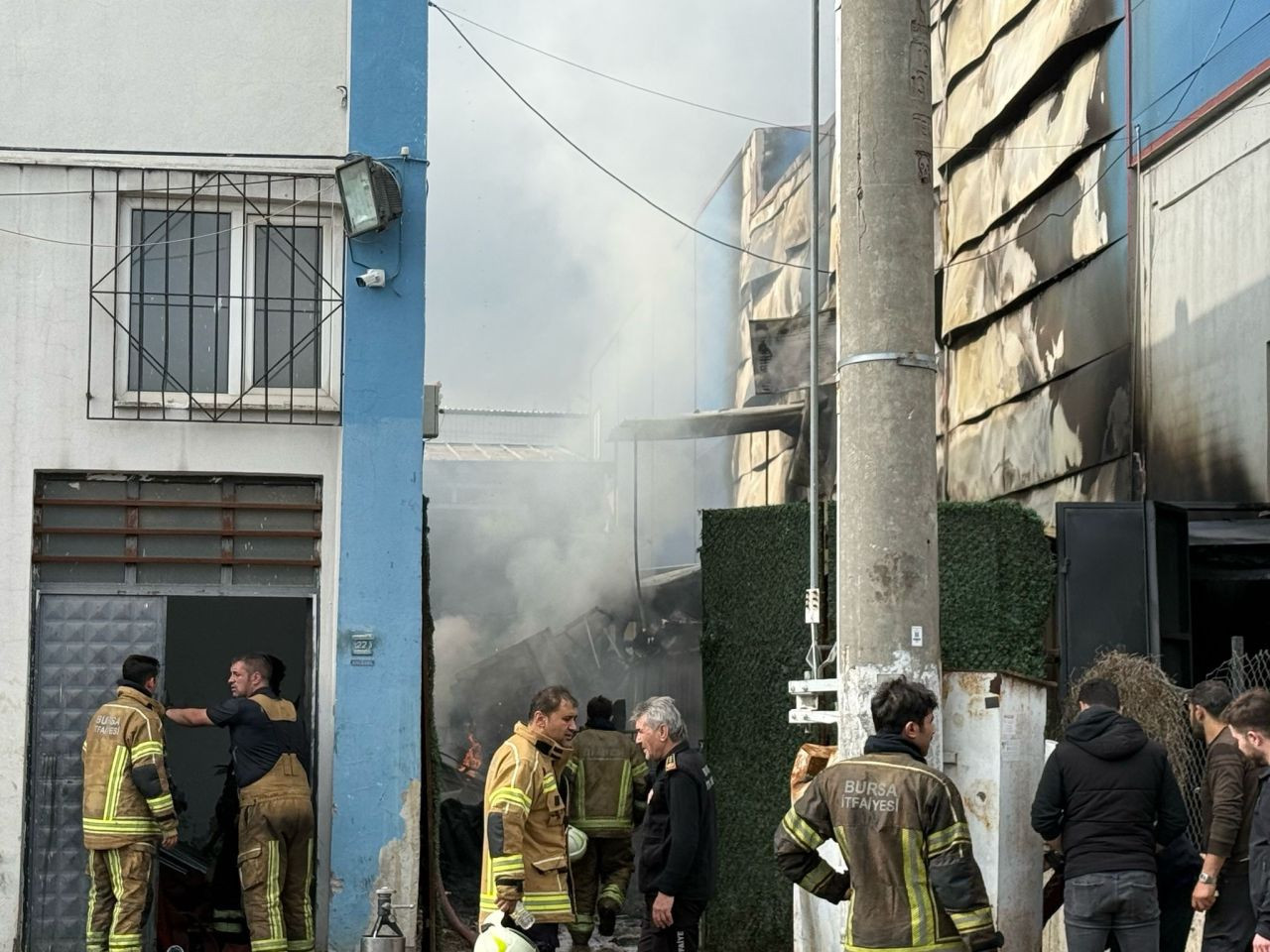 Bursa’da İki Fabrikayı Etkileyen Yangın Tamamen Söndürüldü - Sayfa 6