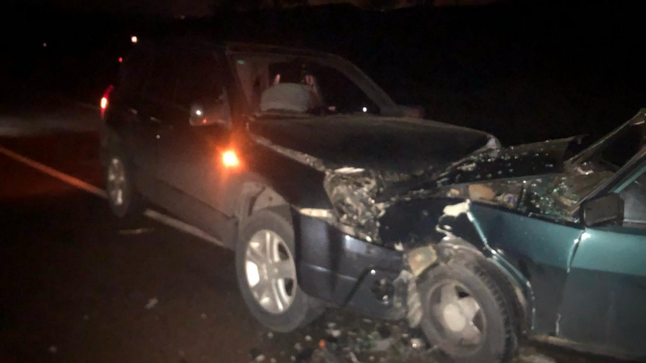 Antalya'da Araçlar Kafa Kafaya Çarpıştı: 3 Yaralı