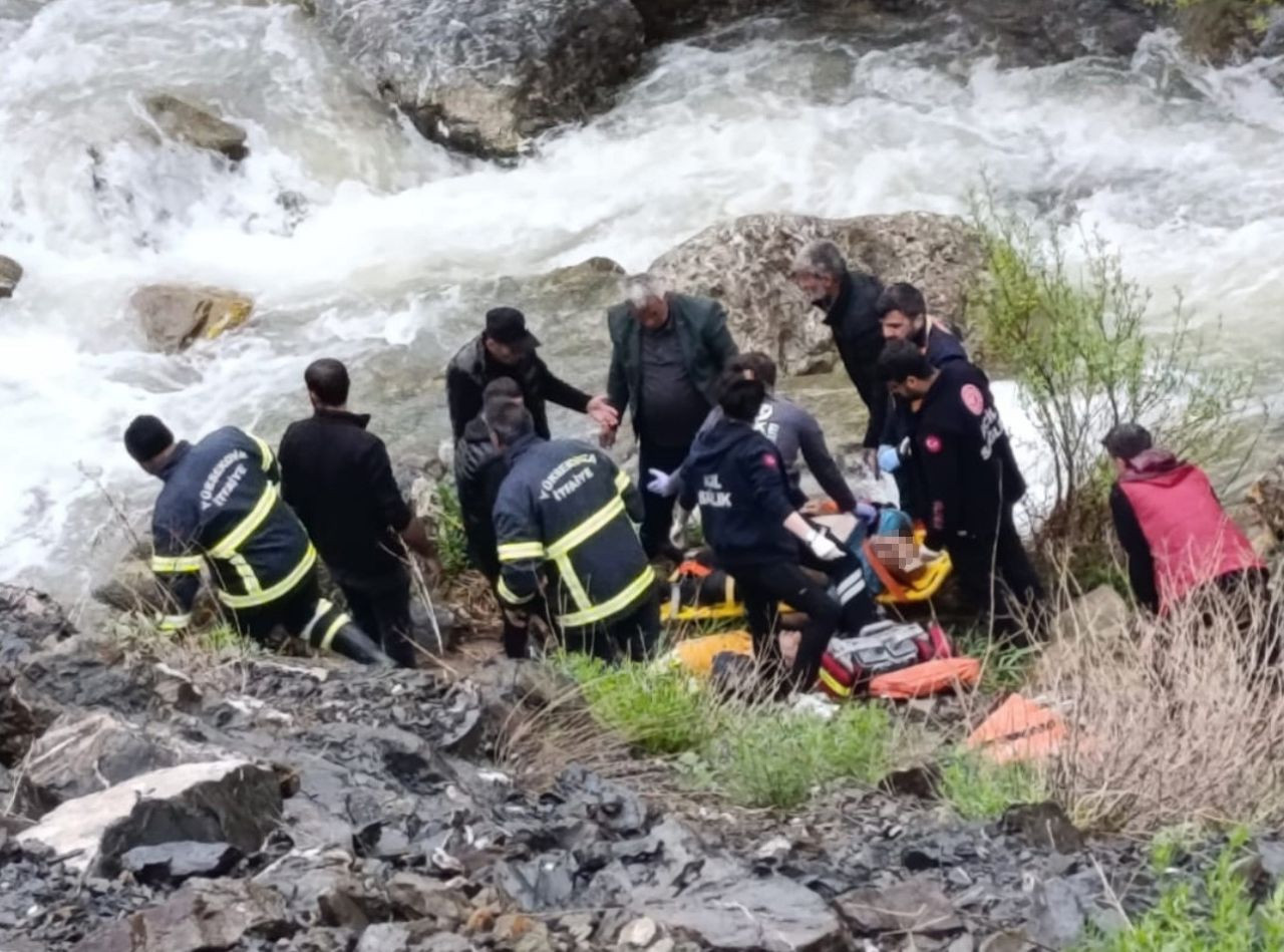 Yüksekova Doski Vadisinde Feci Kaza: 2 Ölü, 3 Yaralı - Sayfa 1