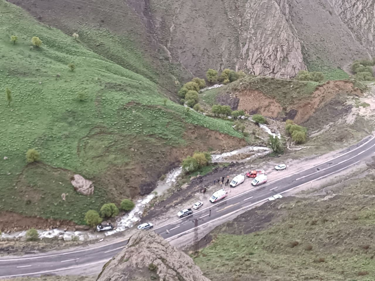 Yüksekova Doski Vadisinde Feci Kaza: 2 Ölü, 3 Yaralı - Sayfa 9
