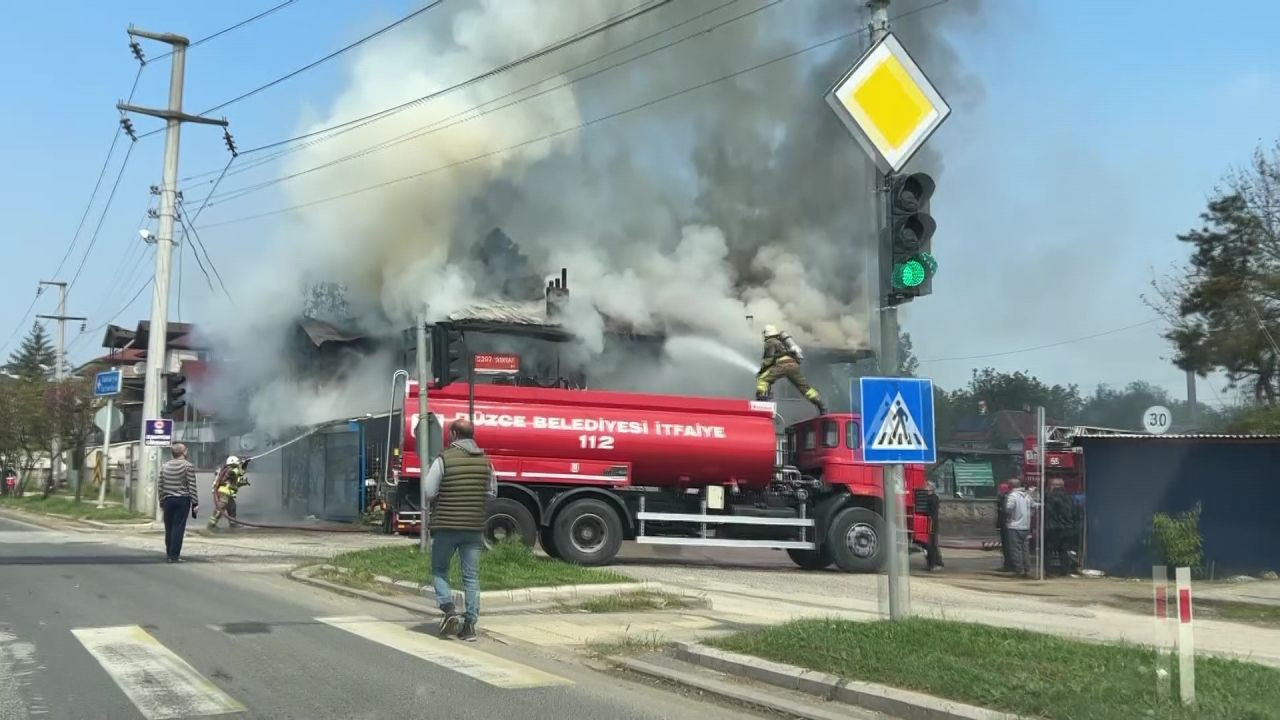 Düzce'de Alevler 2 Katlı Binayı Kül Etti - Sayfa 1