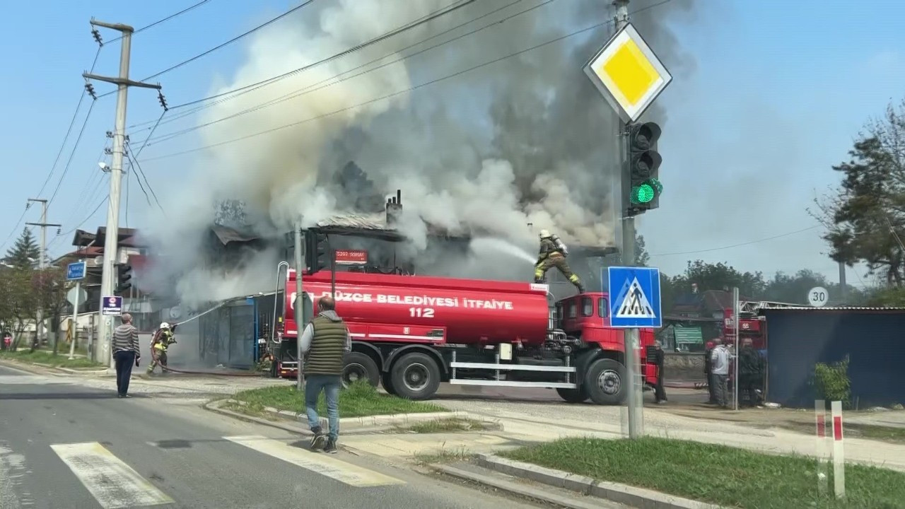 Düzce'de Alevler 2 Katlı Binayı Kül Etti