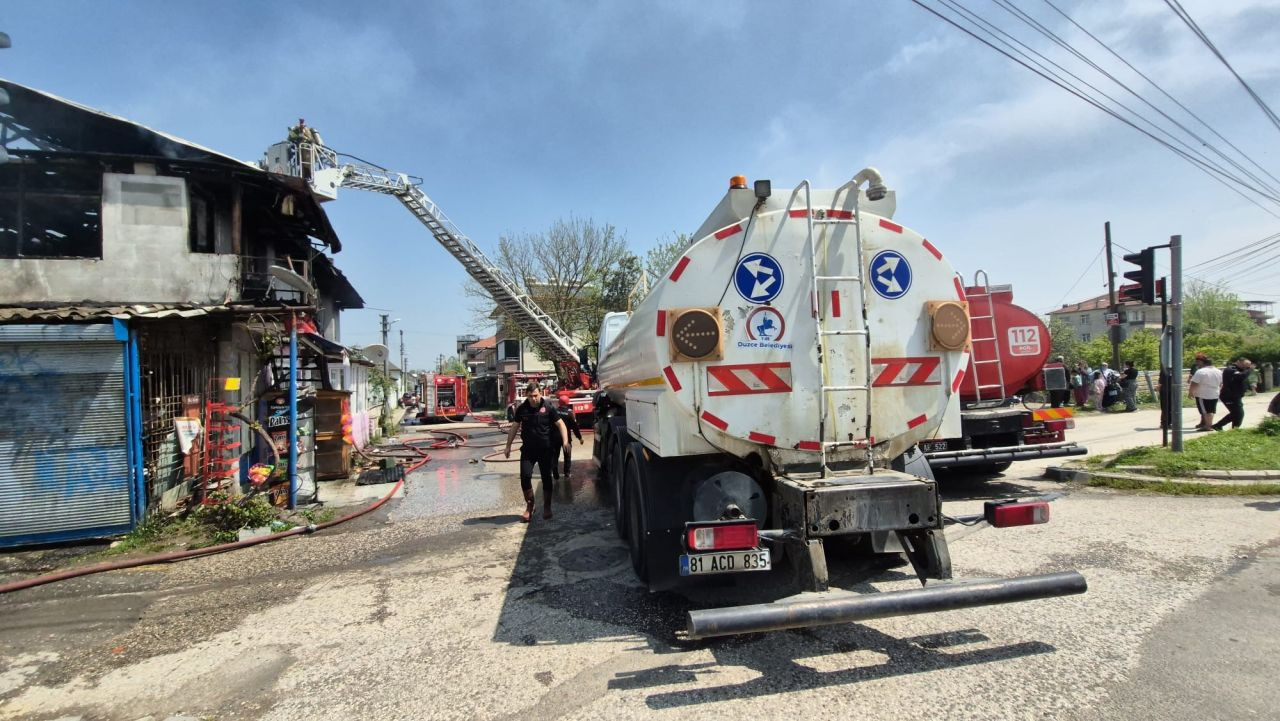 Düzce'de Alevler 2 Katlı Binayı Kül Etti - Sayfa 5
