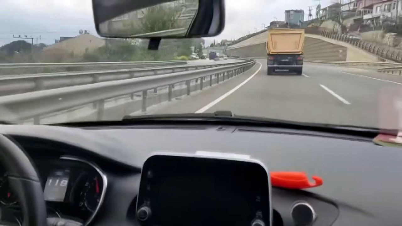 Sakarya’da Hız Terörü: Kamyon Hız Sınırını Aştı, Görüntüler Şoke Etti - Sayfa 1