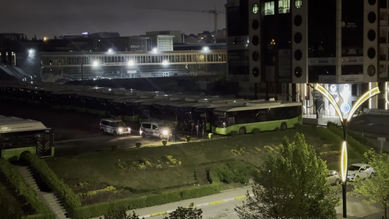 Kocaeli'de Belediyeye Ait Otobüsü Çalmaya Çalışan Hırsızlar Suçüstü Yakalandı - Sayfa 1