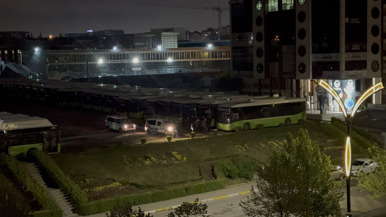 Kocaeli'de Belediyeye Ait Otobüsü Çalmaya Çalışan Hırsızlar Suçüstü Yakalandı - Sayfa 2