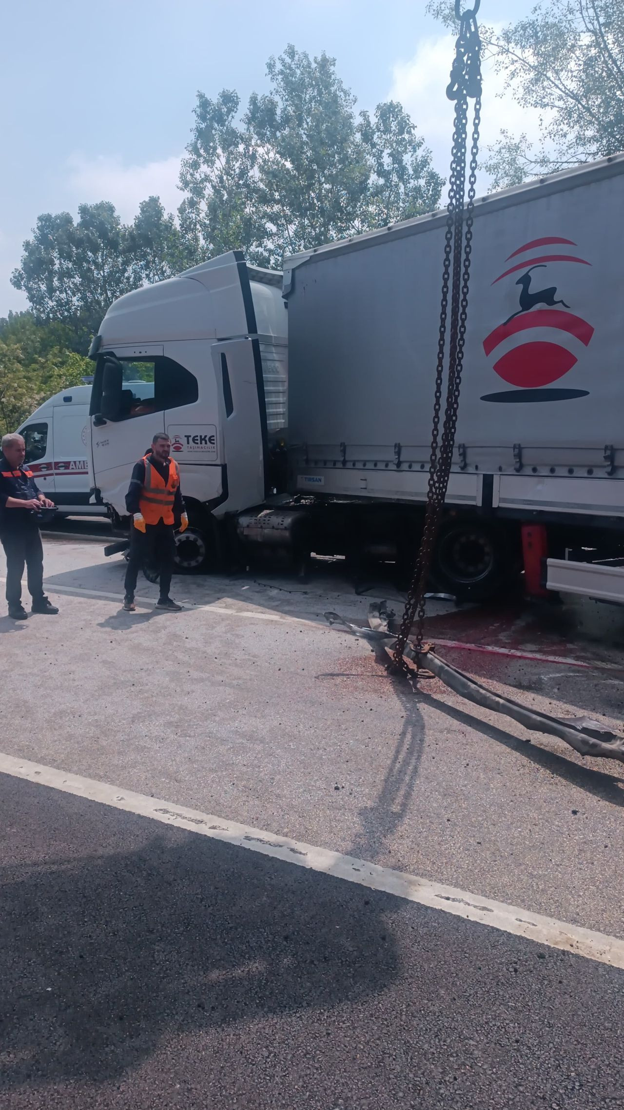 Lastiği Patlayan Tır Bariyerlere Çarptı: Trafik Uzun Saatler Kilitlendi! - Sayfa 3