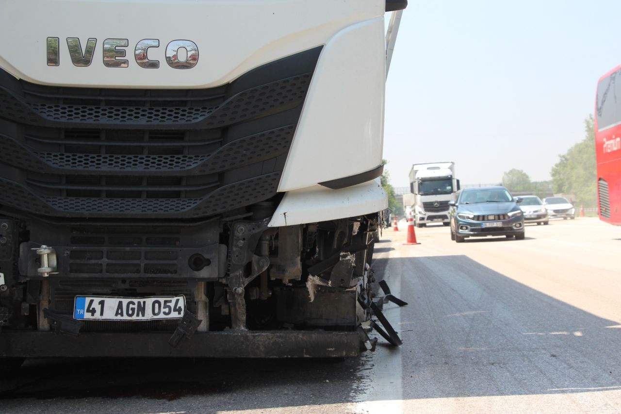 Lastiği Patlayan Tır Bariyerlere Çarptı: Trafik Uzun Saatler Kilitlendi! - Sayfa 12