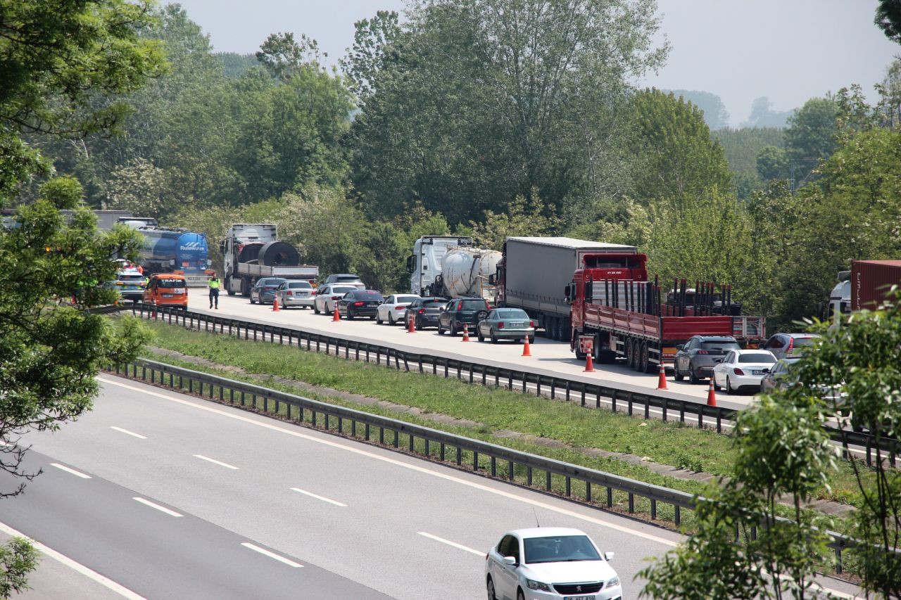 Lastiği Patlayan Tır Bariyerlere Çarptı: Trafik Uzun Saatler Kilitlendi! - Sayfa 11