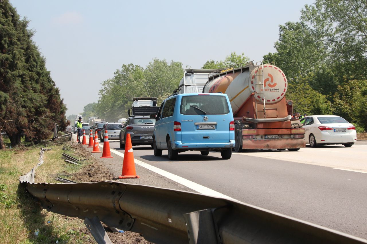 Lastiği Patlayan Tır Bariyerlere Çarptı: Trafik Uzun Saatler Kilitlendi! - Sayfa 8