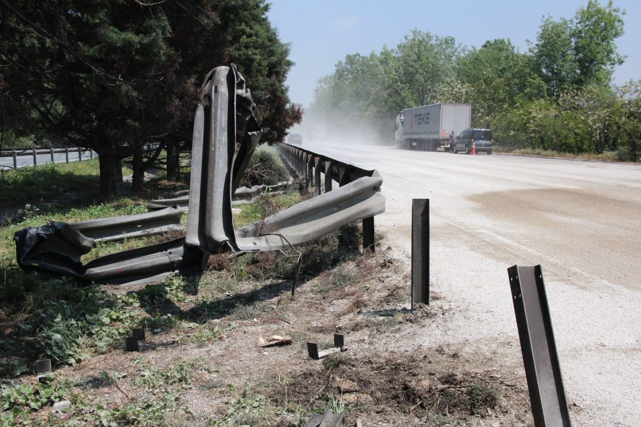 Lastiği Patlayan Tır Bariyerlere Çarptı: Trafik Uzun Saatler Kilitlendi! - Sayfa 7