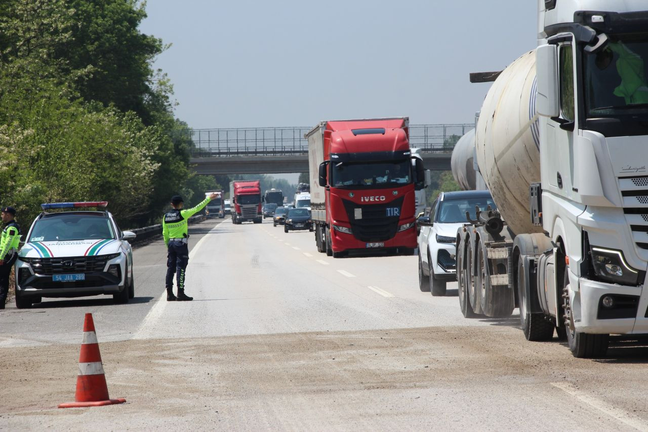 Lastiği Patlayan Tır Bariyerlere Çarptı: Trafik Uzun Saatler Kilitlendi! - Sayfa 5