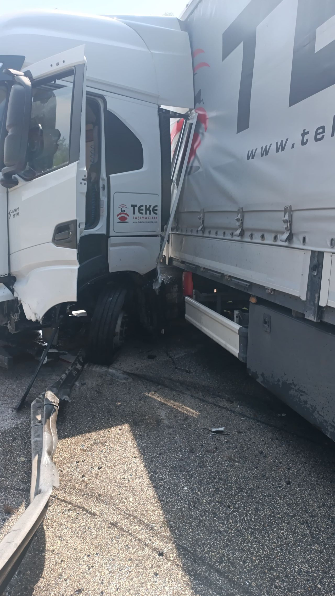 Lastiği Patlayan Tır Bariyerlere Çarptı: Trafik Uzun Saatler Kilitlendi! - Sayfa 2