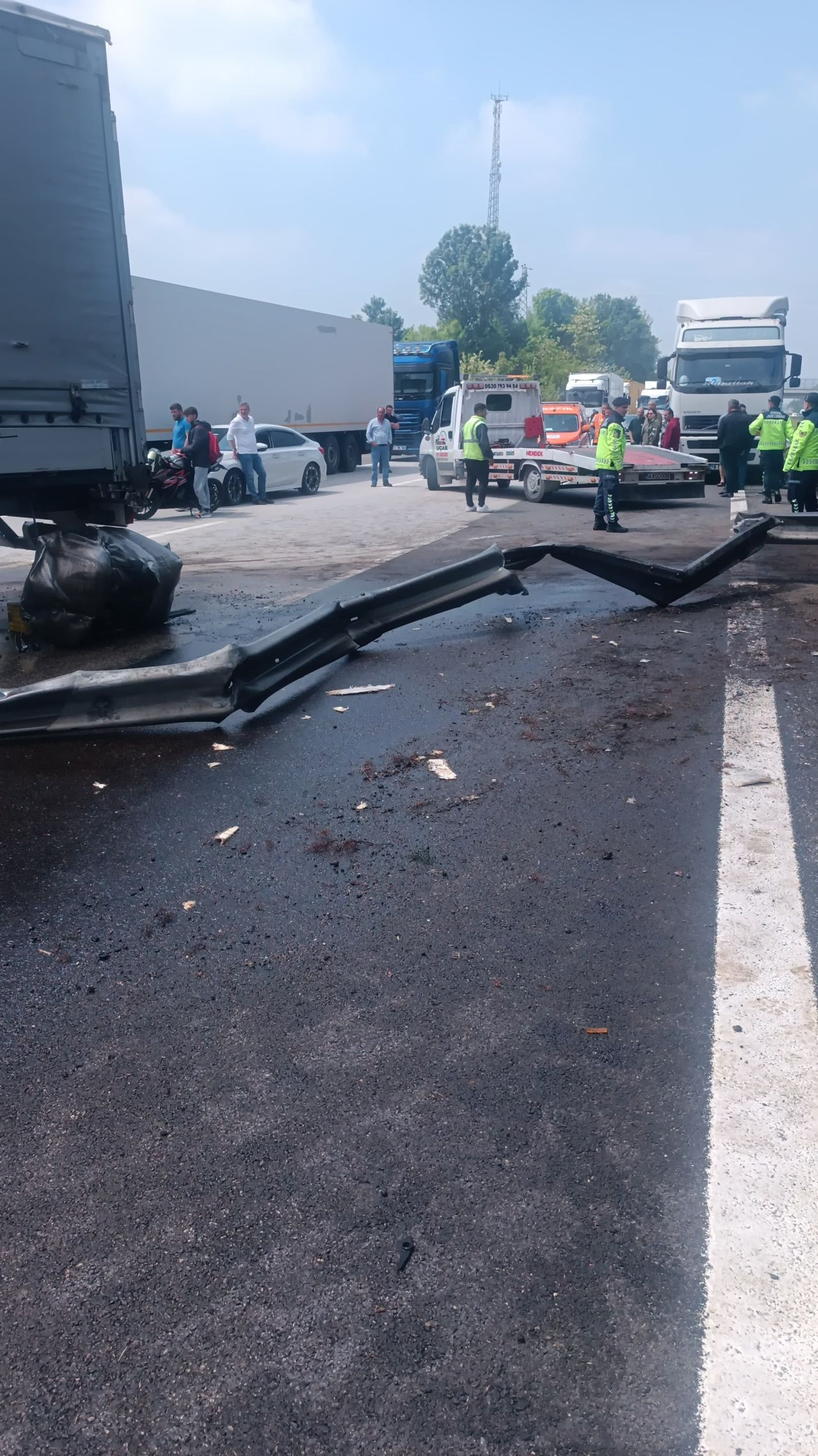 Lastiği Patlayan Tır Bariyerlere Çarptı: Trafik Uzun Saatler Kilitlendi! - Sayfa 1
