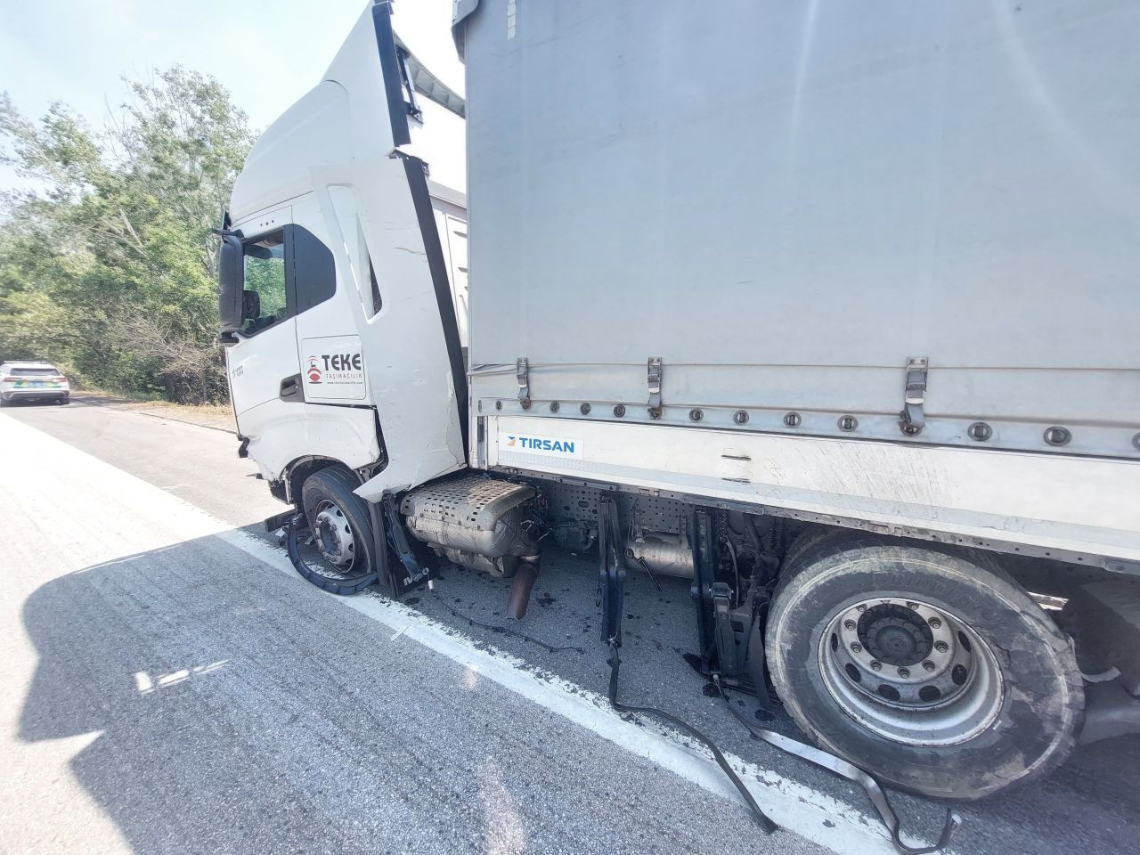 Lastiği Patlayan Tır Bariyerlere Çarptı: Trafik Uzun Saatler Kilitlendi! - Sayfa 4