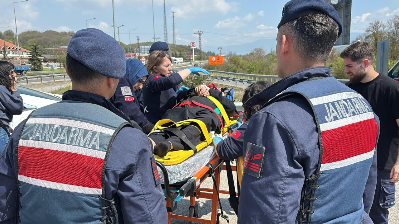 Bolu'da Hafif Ticari Araç İle Otomobil Çarpıştı: 10 Yaralı