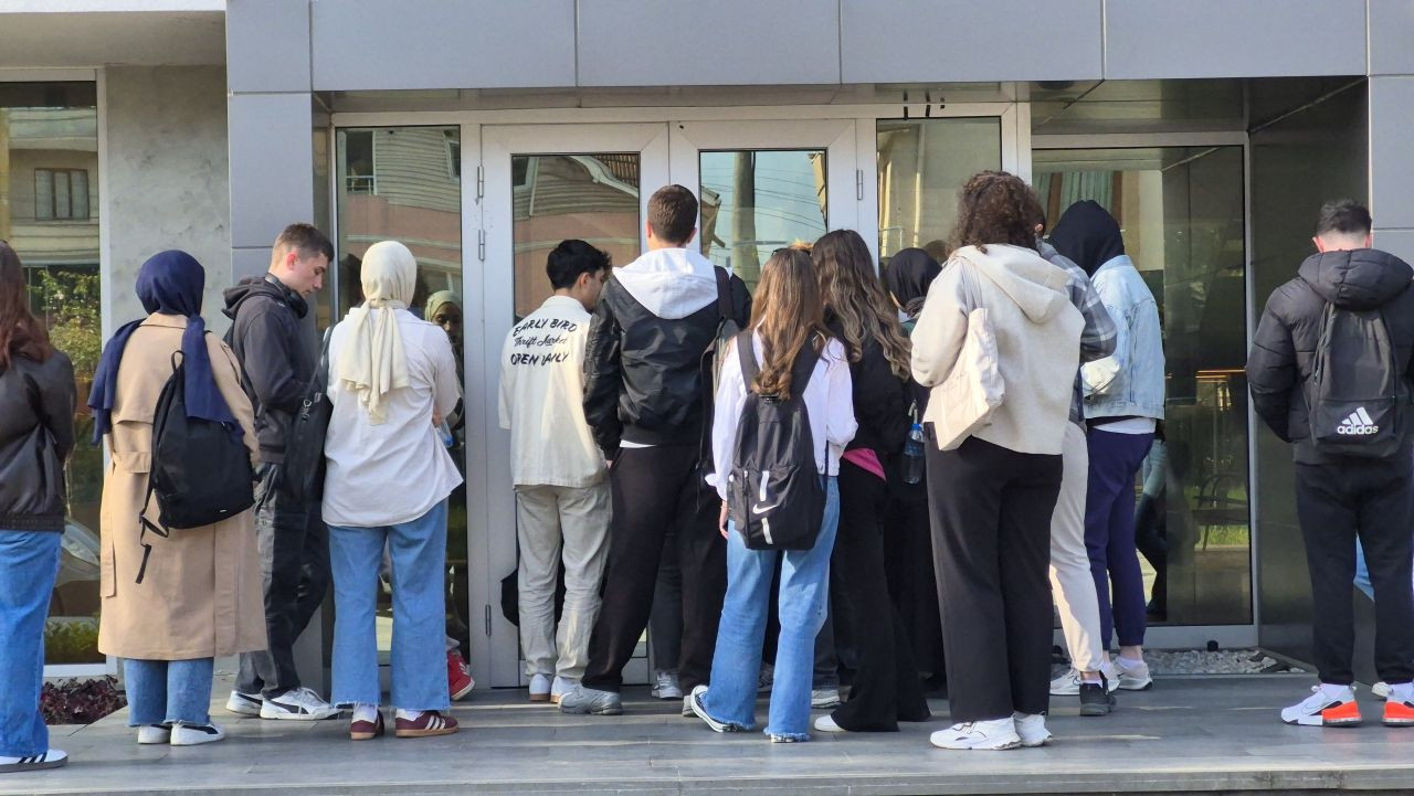 Yer Bulamayan Geri Dönüyor: Mağaza Değil, Kütüphane Kuyruğu - Sayfa 1