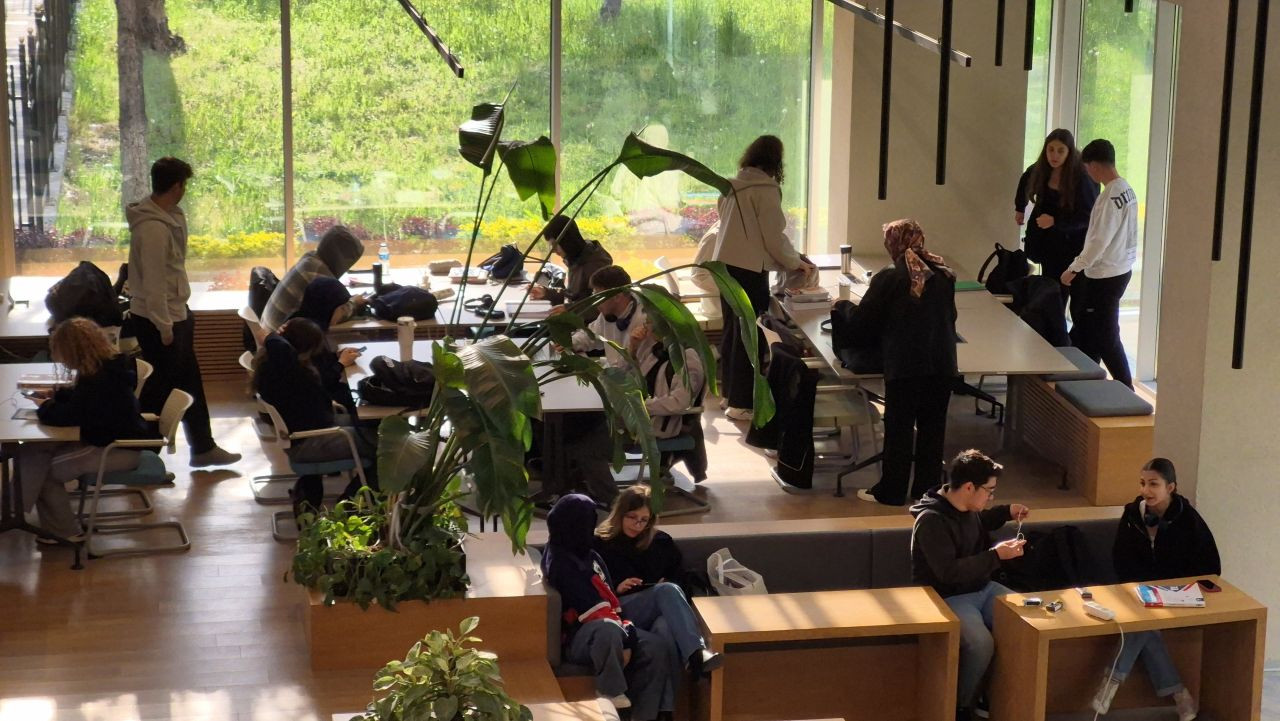 Yer Bulamayan Geri Dönüyor: Mağaza Değil, Kütüphane Kuyruğu - Sayfa 2