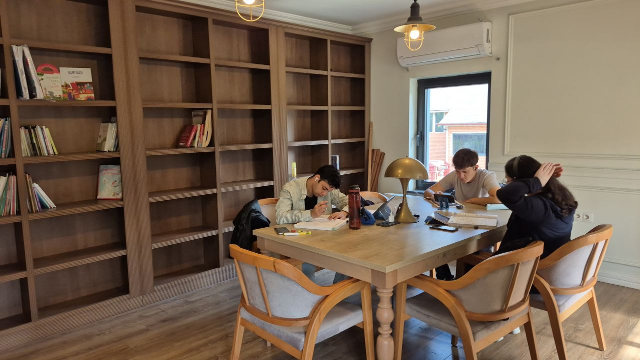 Yer Bulamayan Geri Dönüyor: Mağaza Değil, Kütüphane Kuyruğu - Sayfa 3