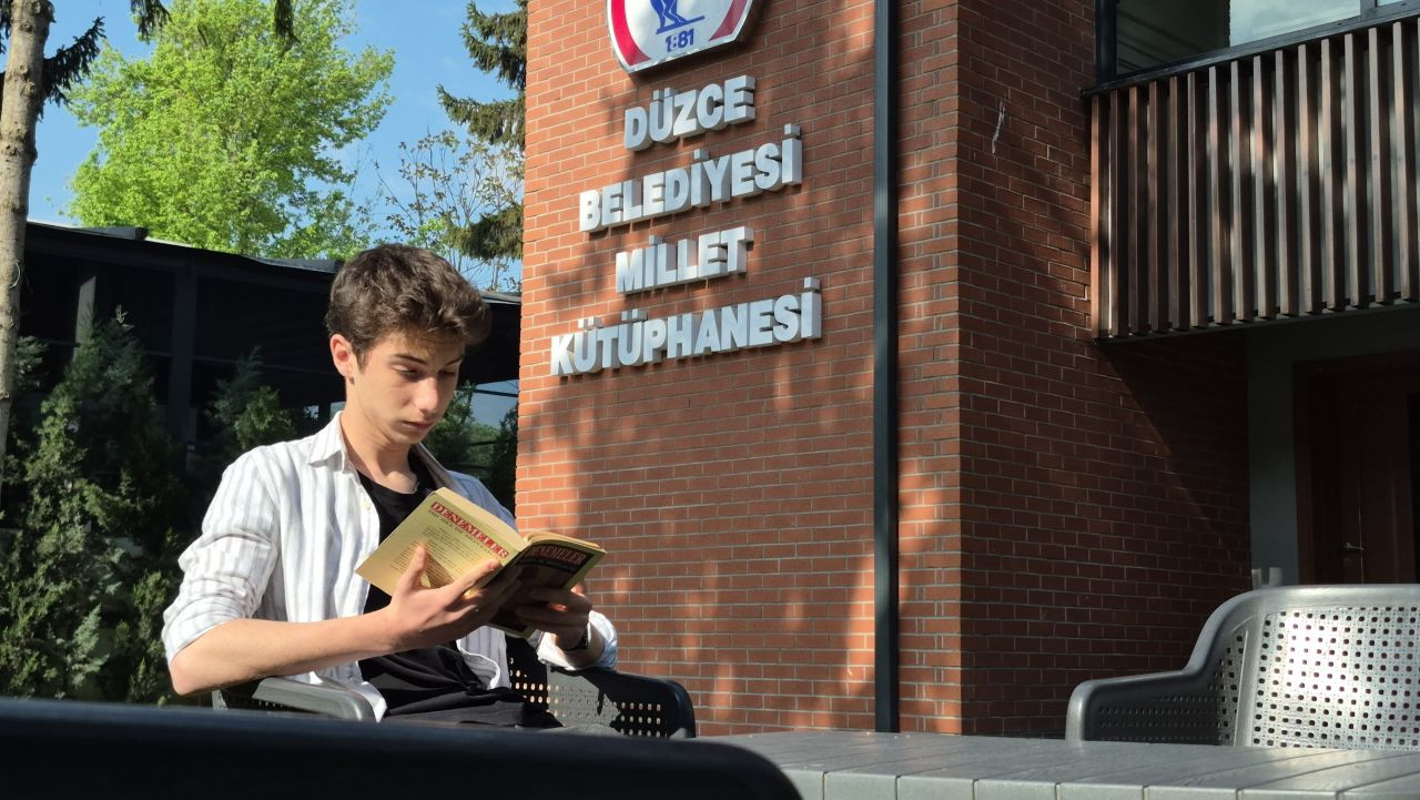 Yer Bulamayan Geri Dönüyor: Mağaza Değil, Kütüphane Kuyruğu - Sayfa 4