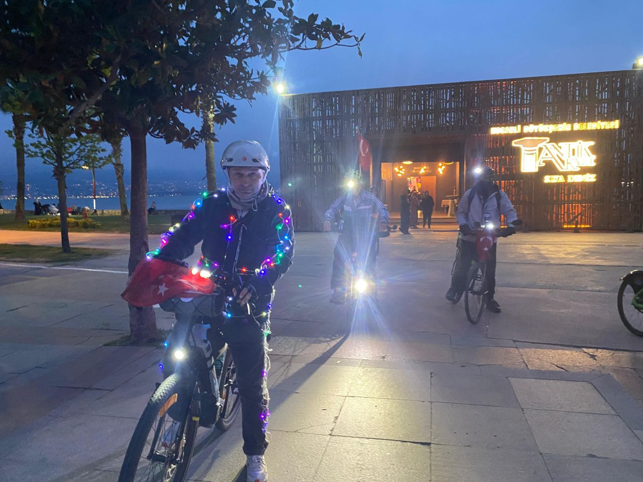 Onlar Şehrin "Yürüyen Diskoları" - Sayfa 5