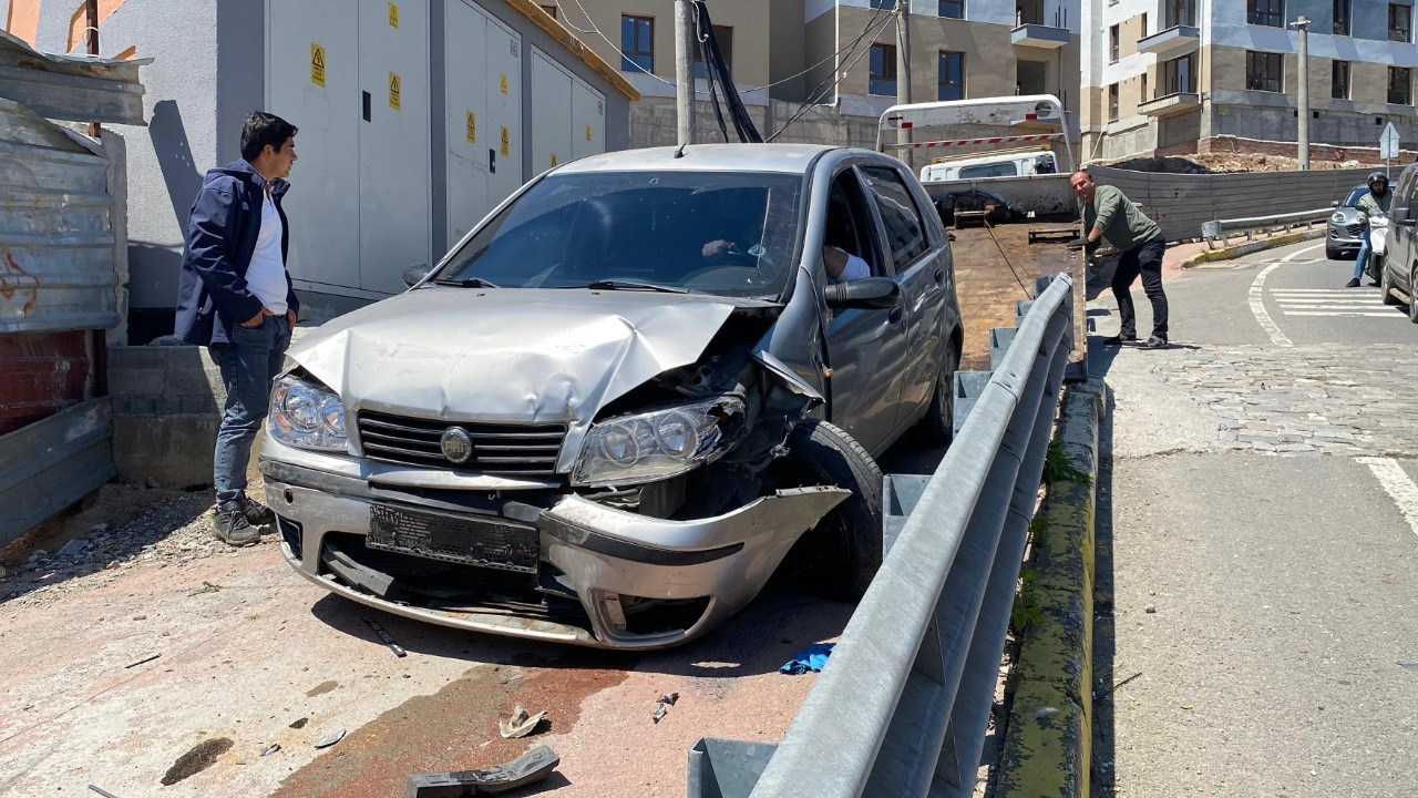 Freni Boşalan Otomobil Trafik Işıklarında Bekleyen Araca Çarptı: 5 Yaralı