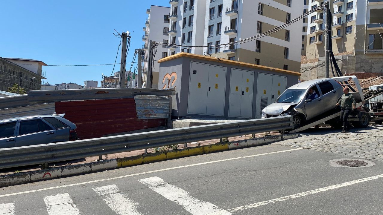 Freni Boşalan Otomobil Trafik Işıklarında Bekleyen Araca Çarptı: 5 Yaralı - Sayfa 2