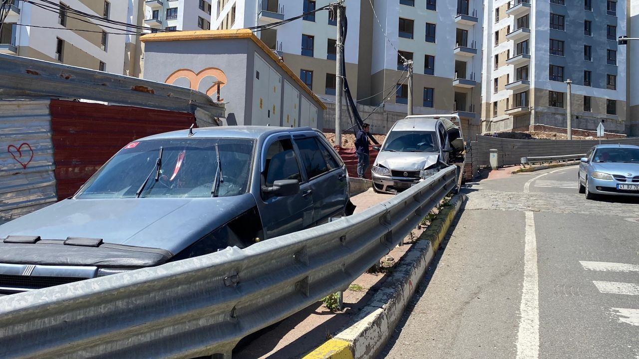 Freni Boşalan Otomobil Trafik Işıklarında Bekleyen Araca Çarptı: 5 Yaralı - Sayfa 3