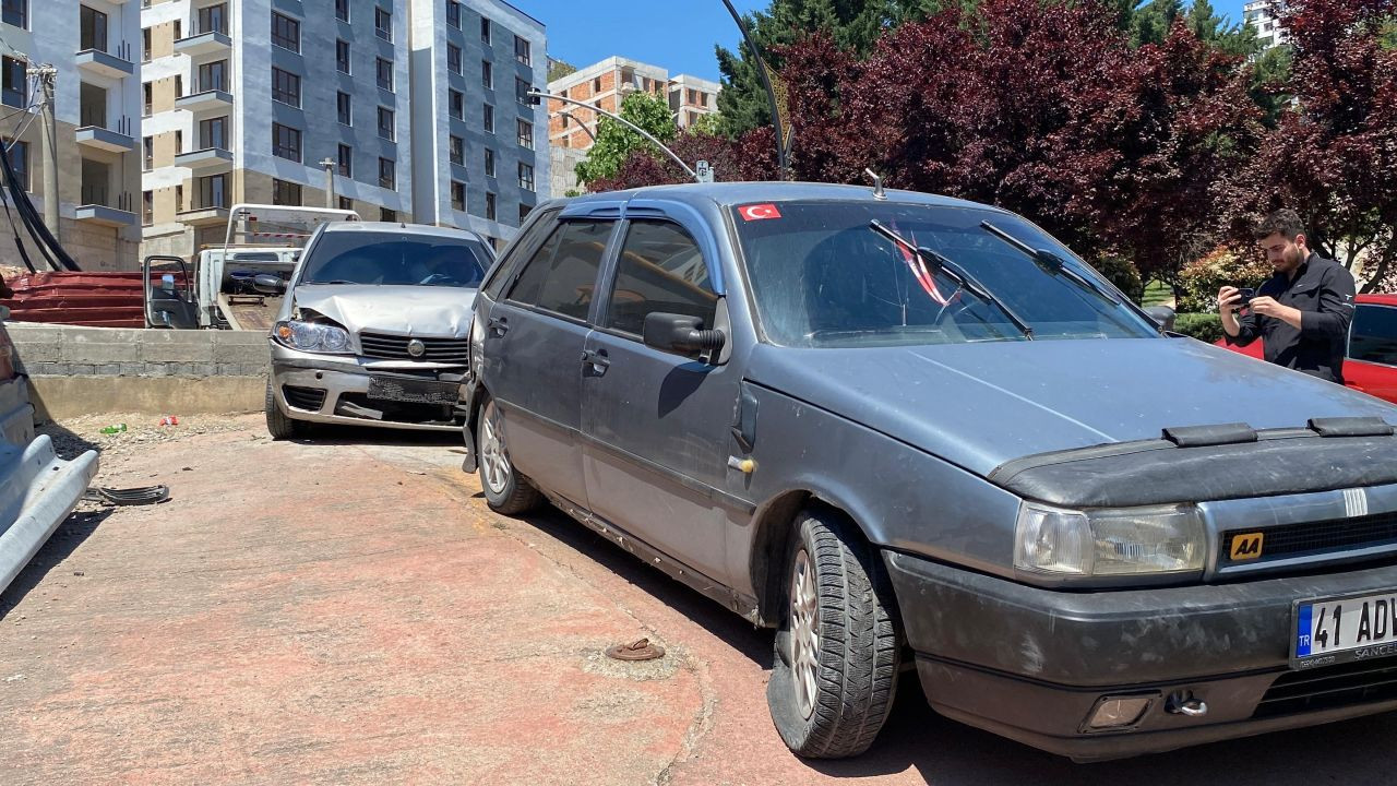 Freni Boşalan Otomobil Trafik Işıklarında Bekleyen Araca Çarptı: 5 Yaralı - Sayfa 4