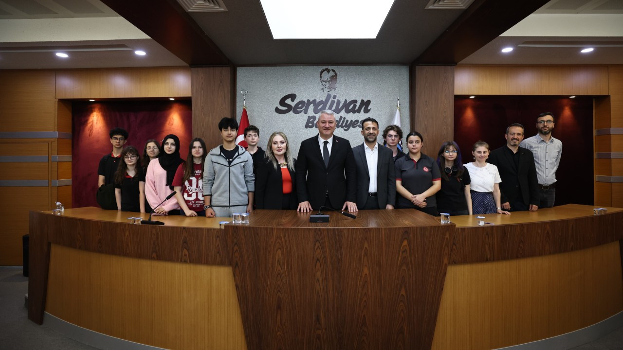 Serdivan Meclisi Gençlerle Buluştu: Katılımcı Demokrasi Dersi Gibi Toplantı!