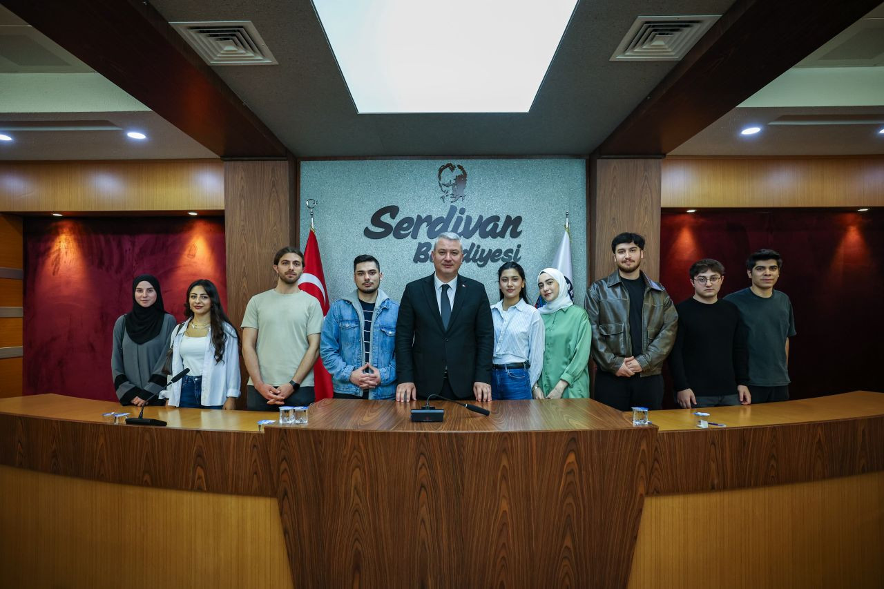 Serdivan Meclisi Gençlerle Buluştu: Katılımcı Demokrasi Dersi Gibi Toplantı! - Sayfa 1