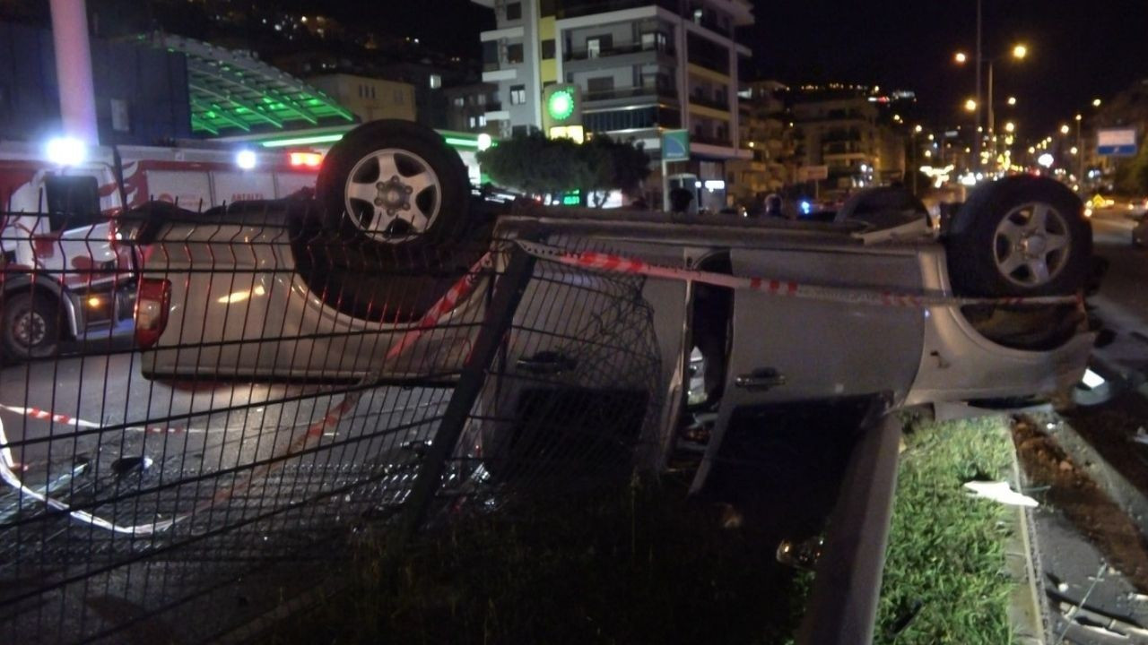 Alanya'da Takla Atan Otomobil Hurdaya Döndü: 2 Yaralı