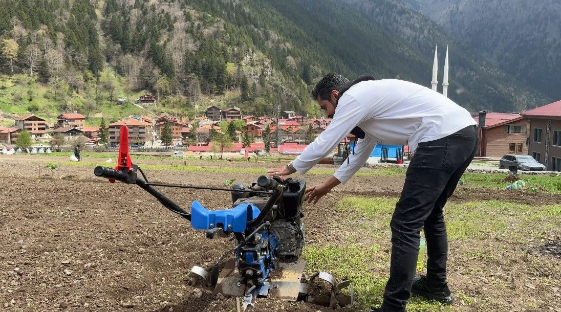 Uzungöl’de Arap Turistler, Tarlada Mısır Eken Vatandaşlara Hurma Dağıttı, Tarla Belledi - Sayfa 3