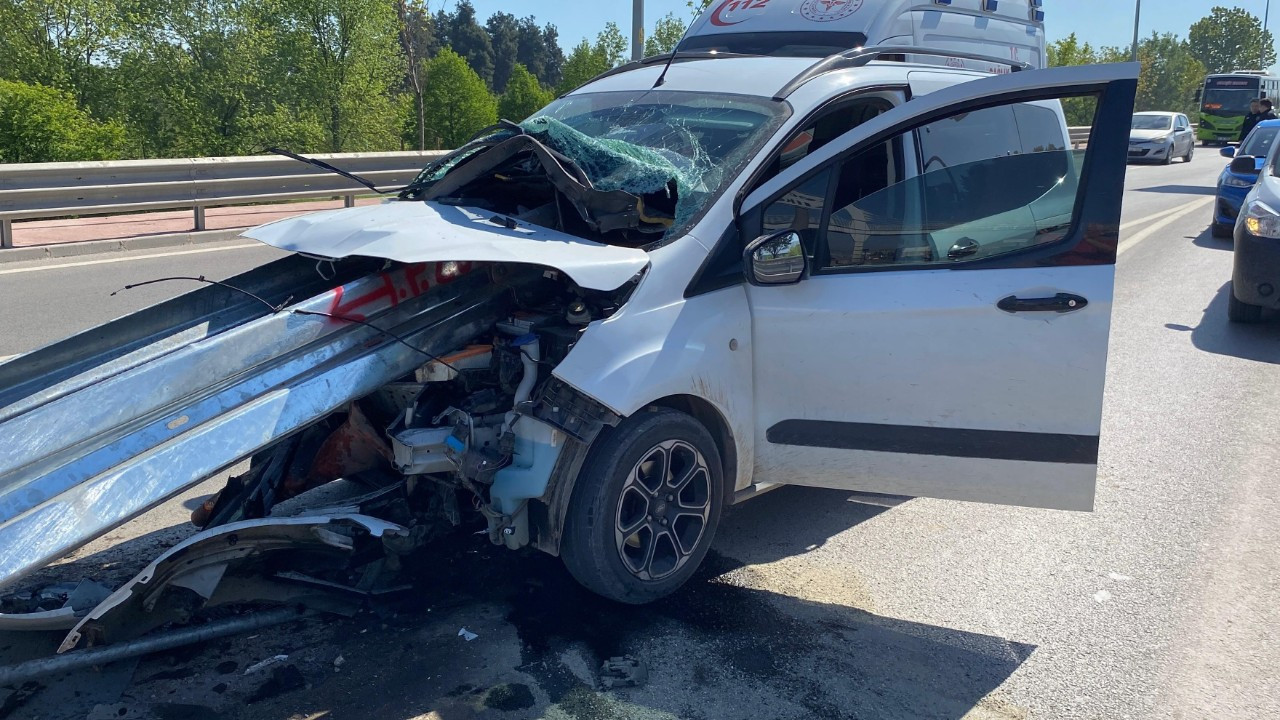 Kocaeli'de Hafif Ticari Araç Bariyere Saplandı