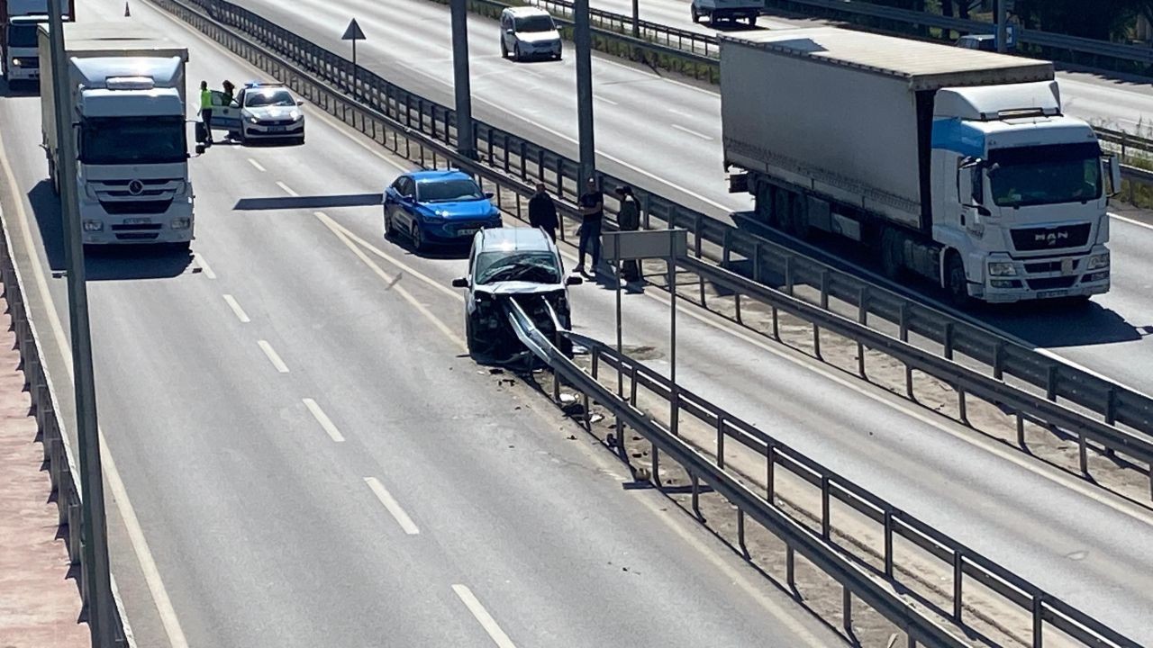 Kocaeli'de Hafif Ticari Araç Bariyere Saplandı - Sayfa 5