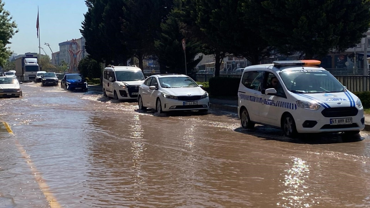 Kocaeli'de Altyapı Çalışması Sırasında Ana Su Hattı Patladı, İlçe Sular Altında Kaldı