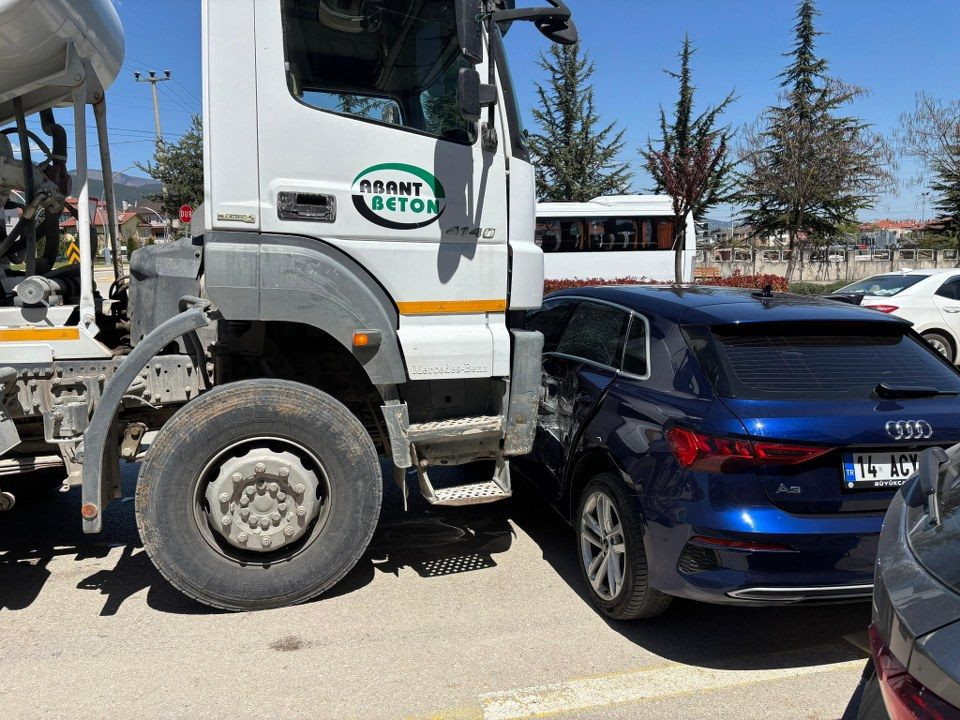 Bolu’da Beton Mikseriyle Otomobil Çarpıştı: 1 Yaralı! - Sayfa 1