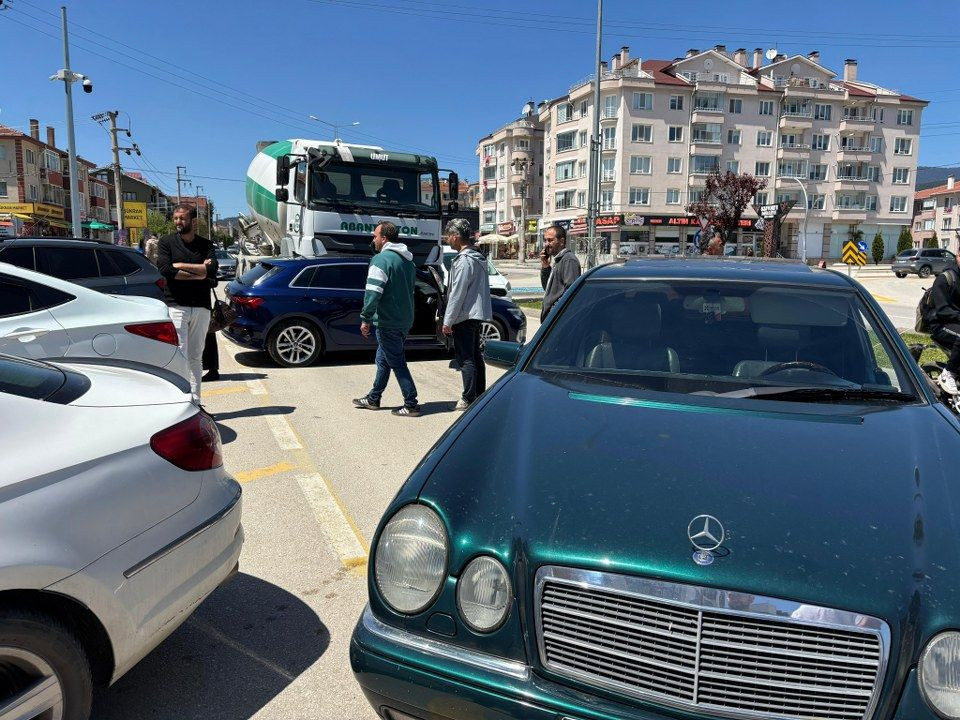 Bolu’da Beton Mikseriyle Otomobil Çarpıştı: 1 Yaralı! - Sayfa 2