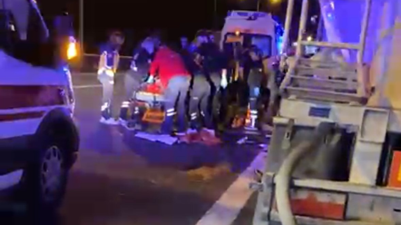 TEM Otoyolu'nda Arıza Nedeniyle Duraklayan Araca Tır Çarptı, 2 Kişi Ağır Yaralandı!