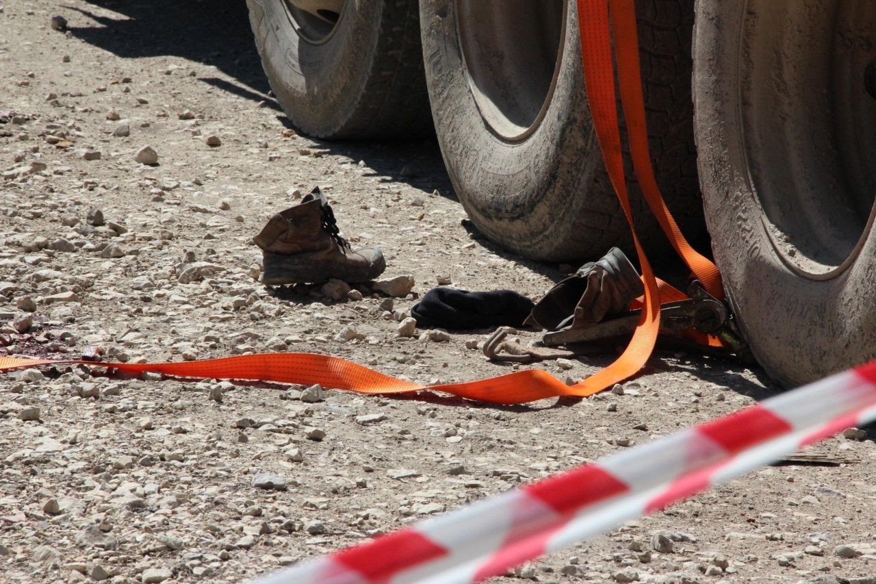 Akyazı'da İş Kazası Can Aldı: Tomrukların Altında Kalan İşçi Hayatını Kaybetti - Sayfa 1
